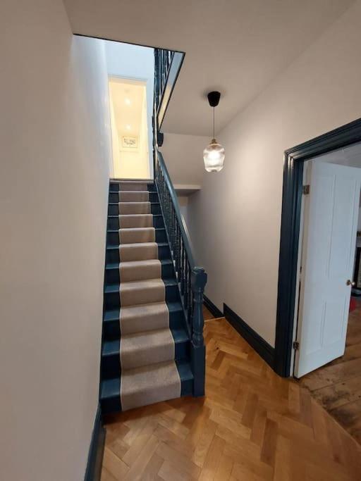 Large Newly Refurbished House Close To Harbour Бристоль Экстерьер фото