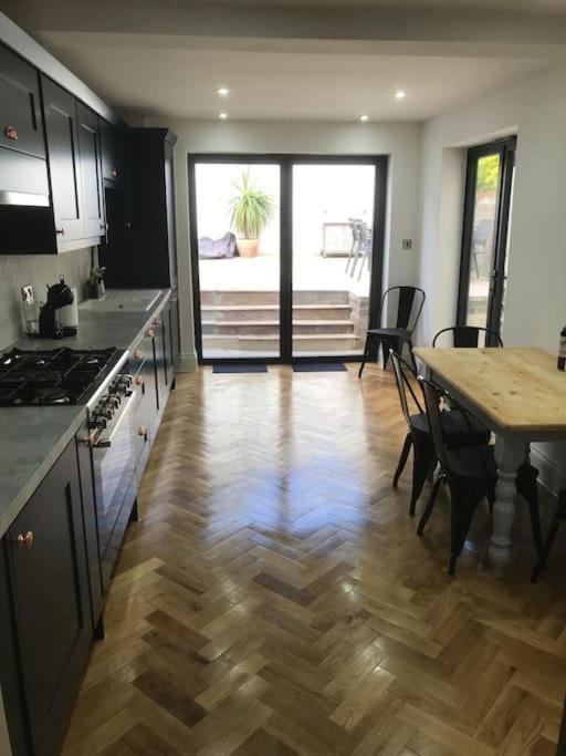 Large Newly Refurbished House Close To Harbour Бристоль Экстерьер фото