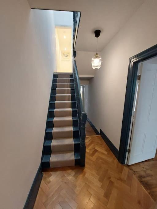 Large Newly Refurbished House Close To Harbour Бристоль Экстерьер фото