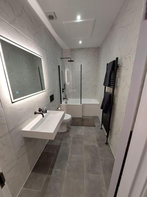 Large Newly Refurbished House Close To Harbour Бристоль Экстерьер фото